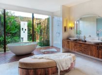 Villa Lataliana, Master Bathroom