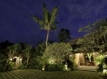 Villa Alamanda, Entrance