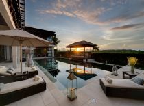 Villa Jamalu, Pool at sunset